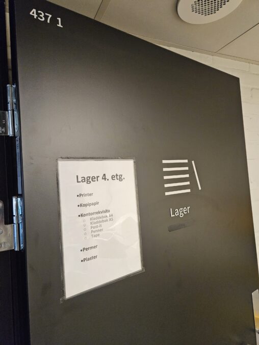 Bildet viser hva man finner på lageret i 4 etg på kontoret.