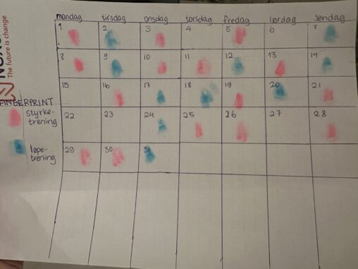 Håndlaget visualisering som viser antall treningsøkter per uke i februar 2026, fordelt på løping, styrketrening og hviledager.