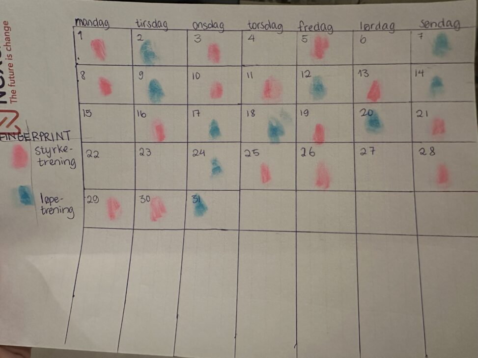 Håndlaget visualisering som viser antall treningsøkter per uke i februar 2026, fordelt på løping, styrketrening og hviledager.